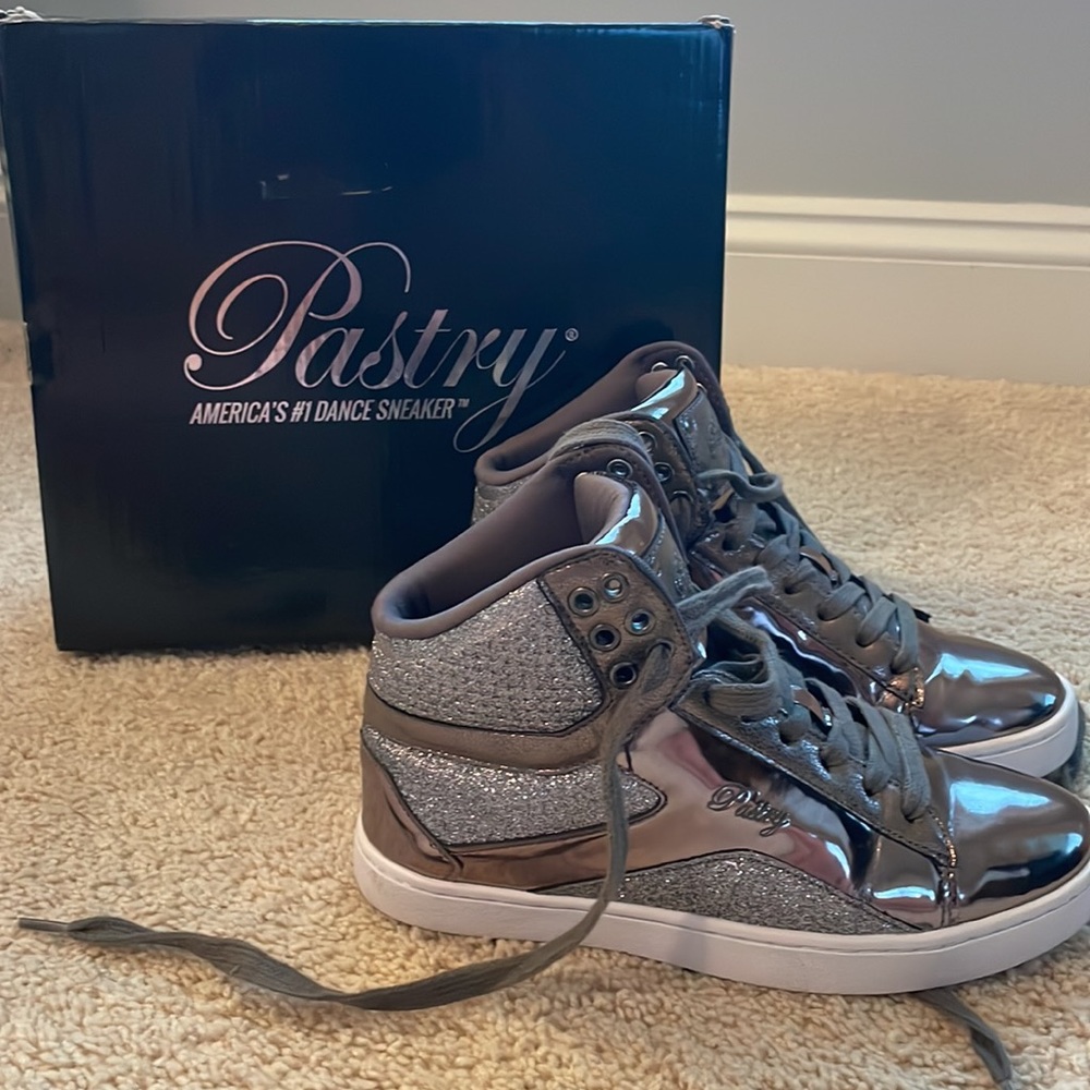 EUC Pastry Pop Tart dance/hip-hop sneaker in gunmetal sz. 6